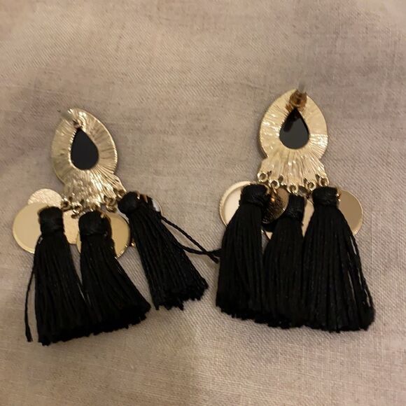 H&M earrings black earrings. - Picture 2 of 4